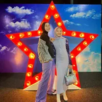 Menginjak usia 11 tahun, Kana Sybilla, anak sulung Hanung Bramantyo dan Zaskia Adya Mecca mencuri perhatian karena gayanya yang makin stylish mirip sang ibunda. Berikut potretnya! (Instagram/zaskiadyamecca).