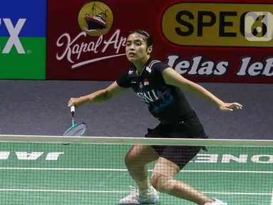 Pebulutangkis tunggal putri Indonesia Gregoria Mariska Tunjung saat mengembalikan kok ke Putri Kusuma Wardani pada babak 32 besar Indonesia Open 2024 di Istora Gelora Bung Karno, Senayan, Jakarta, Selasa (4/6/2024). (Liputan6.com/Herman Zakharia)