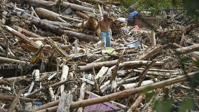 Banjir Sumatera: Penampakan Tumpukan Kayu Gelondongan di Desa Tukka Tapanuli Tengah