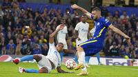 Pemain Chelsea Mateo Kovacic (kanan) berebut bola dengan pemain Zenit St Petersburg Wilmar Barrios pada pertandingan Grup H Liga Champions di Stadion Stamford Bridge, London, Inggris, Selasa (14/9/2021). Chelsea menang 1-0. (AP Photo/Kirsty Wigglesworth)