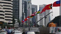 Bendera delegasi dari Negara-negara peserta KAA terpasang di sepanjang jalan kawasan Senayan, Jakarta, Jumat (17/4/2015). Pemprov DKI Jakarta mengaku sudah siap 95 persen untuk menggelar KAA. (Liputan6.com/Johan Tallo)