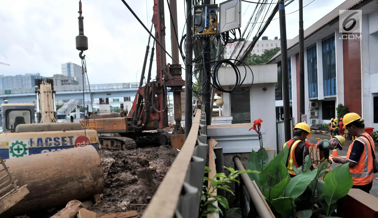 Pekerja dari PGN membersihkan pipa pasca kebocoran gas di depan Kantor BNN, Jakarta, Selasa (13/3). Pascabocornya pipa gas bumi, aktivitas proyek LRT sementara dihentikan sementara. (Merdeka.com/Iqbal S. Nugroho)