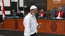 Ekspresi terdakwa kasus penembakan dr Letty Sultri, dr Helmi saat memasuki ruang sidang PN Jakarta Timur, Kamis (29/3). Sejumlah keluarga dan teman korban menghadiri sidang tersebut. (Liputan6.com/Herman Zakharia)
