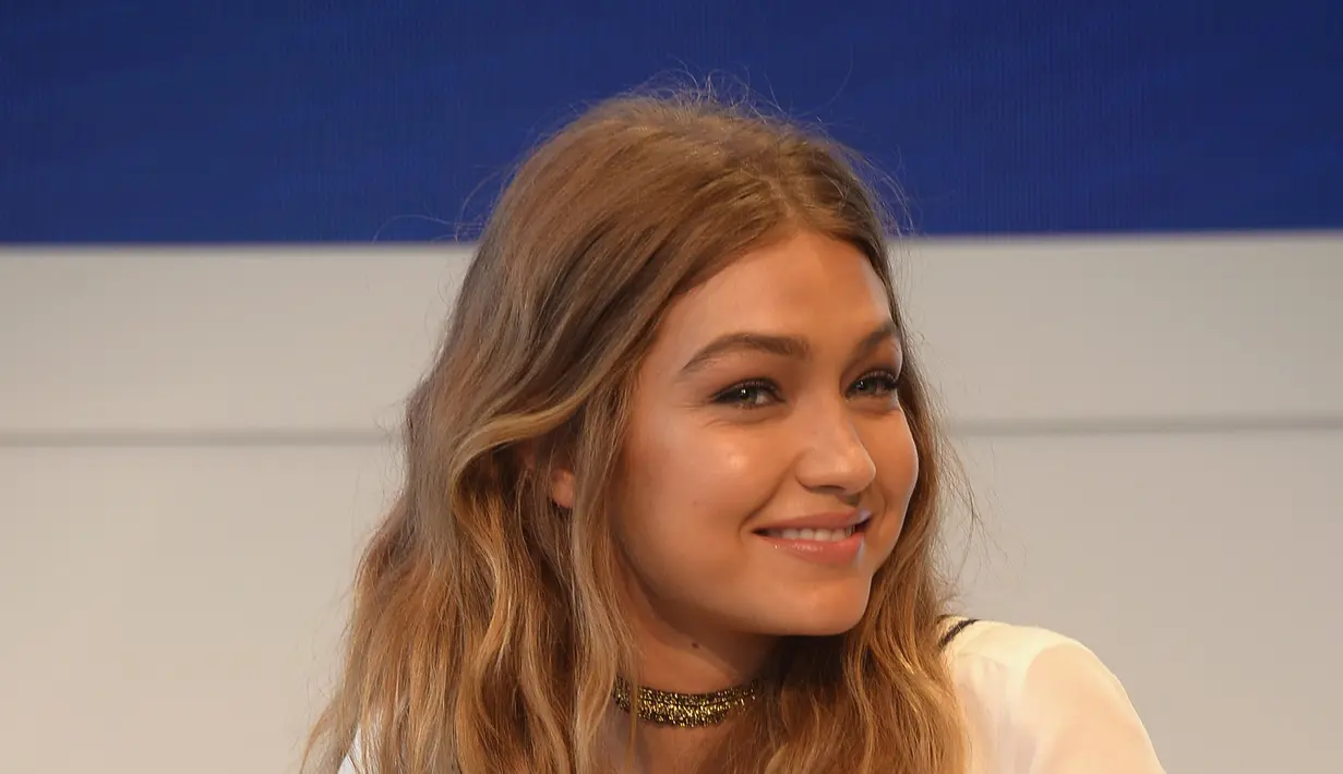 Model dengan bayaran mahal itu lantas menyikut dengan keras untuk bisa melepaskan diri. Ternyata, lelaki yang melakukan itu adalah pranskster tersohor Vitalii Sediuk. Lelaki yang sering menganggu selebriti Hollywood. (AFP/Bintang.com)