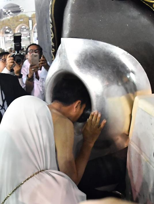 Presiden Joko Widodo didampingi Ibu Iriana Jokowi mencium hajar aswad di Masjidil Haram, Mekkah, Arab Saudi, Senin (15/4). Seperti diketahui, Jokowi yang juga calon pertahana pada Pilpres 2019 ini mengisi masa tenang dengan beribadah umrah. (Liputan6.com/Pool/Biro Pers Setpres)