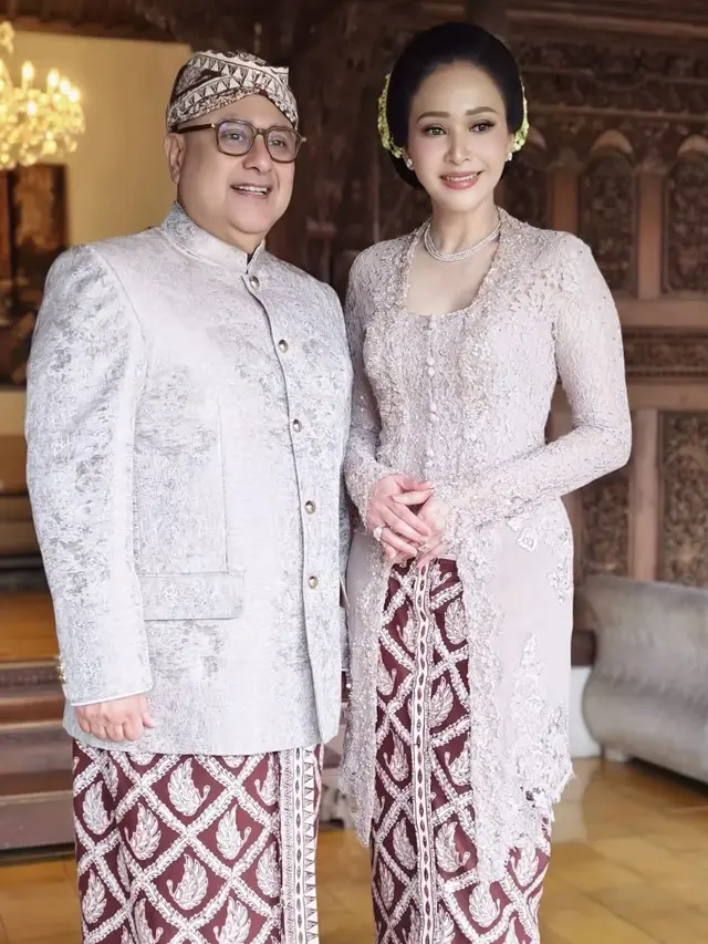 Maia Estianty dan suami kompak kenakan kain batik di saat Siraman 7 Bulanan Alyssa Daguise. [@maiaestiantyreal]