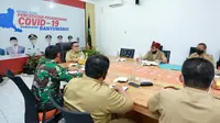 Bupati Banyuwangi Abdullah Azwar Anas saat memimpin rapat terbatas di Posko Penanganan Covid-19 Kabupaten Banyuwangi, Senin (3/8/2020).