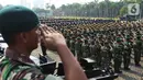 Anggota Polri dan prajurit TNI mengikuti apel bersama terkait operasi pengamanan pelantikan Presiden dan Wakil Presiden terpilih di Silang Monas, Jakarta, Kamis (17/10/2019). Apel dipimpin oleh Panglima TNI Marsekal Hadi Tjahjanto dan Kapolri Jenderal Tito Karnavian. (merdeka.com/Imam Buhori)