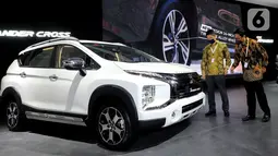 Director of Sales & Marketing Division PT. MMKSI Tetsuhiro Tsuchida (kiri) berbincang dengan General Manager of Sales & Marketing Division Amiruddin (kanan) ada Jakarta Auto Week (JAW) 2022 di booth Mitsubishi Motors JCC, Jakarta, Selasa (15/3/2022). (Liputan6.com/Fery Pradolo)