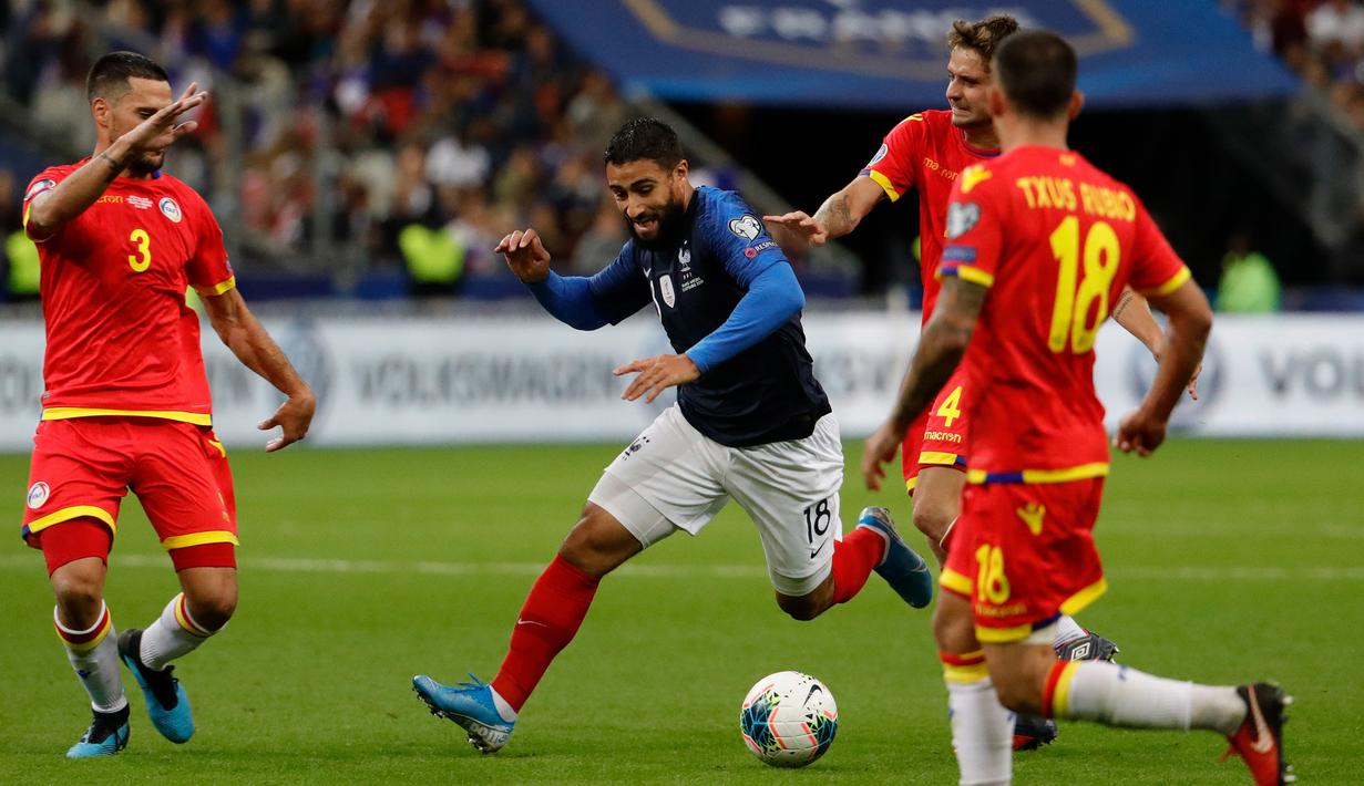 Gelandang Prancis, Nabil Fekir menggiring bola dari kawalan tiga pemain Andorra selama pertandingan grup H Kualifikasi Euro 2020 di Stade de France di Saint Denis, Paris (10/9/2019). Prancis menang telak 3-0 atas Andorra. (AFP Photo/Thomas Samson)