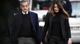 Mantan Presiden Prancis, Nicolas Sarkozy diantar istrinya Carla Bruni-Sarkozy untuk menyerahkan diri ke lembaga pemasyarakatan La Sante pada Selasa 21 Oktober 2025. (JULIEN DE ROSA/AFP)