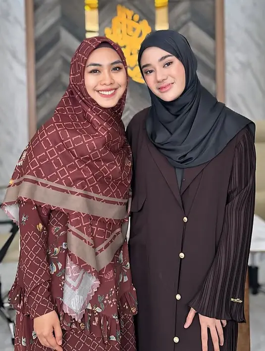 Bertemu Oki Setiana Dewi, Clara Shinta memilih mengenakan kerudung hitam dipadukan outer panjang siluet blazer dengan bagian lengan plisket.  [@clarashintareal]