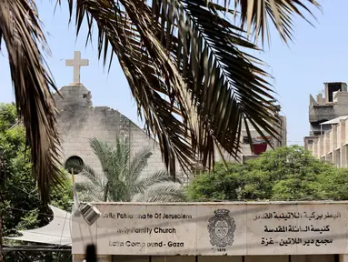 Pemandangan kerusakan pada gereja Keluarga Kudus di Kota Gaza setelah serangan Israel terhadap gereja, di lingkungan Zeitoun, Kota Gaza pada 17 Juli 2025. (Omar AL-QATTAA/AFP)