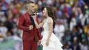 Penyanyi Rusia, Aida Garifullina, duet bersama penyanyi Inggris, Robbie Williams, saat pembukaan Piala Dunia di Stadion Luzhniki, Moskow, Kamis (14/6/2018). Laga pembuka Piala Dunia 2018 mempertemukan Rusia melawan Arab Saudi. (AP/Hassan Ammar)