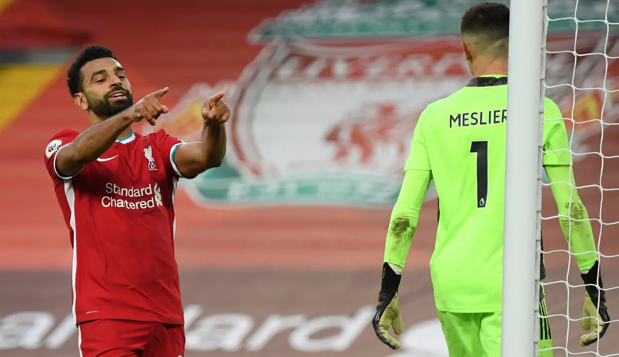Penyerang Liverpool, Mohamed Salah merayakan gol yang dicetaknya melalui tendangan penalti ke gawang Leeds United pada pekan pertama Premier League di Stadion Anfield, Sabtu (12/9/2020). Mo Salah mencetak hattrick saat membawa Liverpool menang 4-3 atas Leeds United. (Shaun Botterill, Pool via AP)