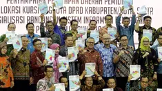 Ketua KPU Arief Budiman bersama Komisioner KPU dan Anggota KPU Seluruh Indonesia foto bersama  usai rapat di Kantor KPU Pusat, Jakarta, Rabu (18/4). Rapat itu membahas penetapan daerah pemilihan dan alokasi kursi anggota DPRD. (Liputan6.com/JohanTallo)