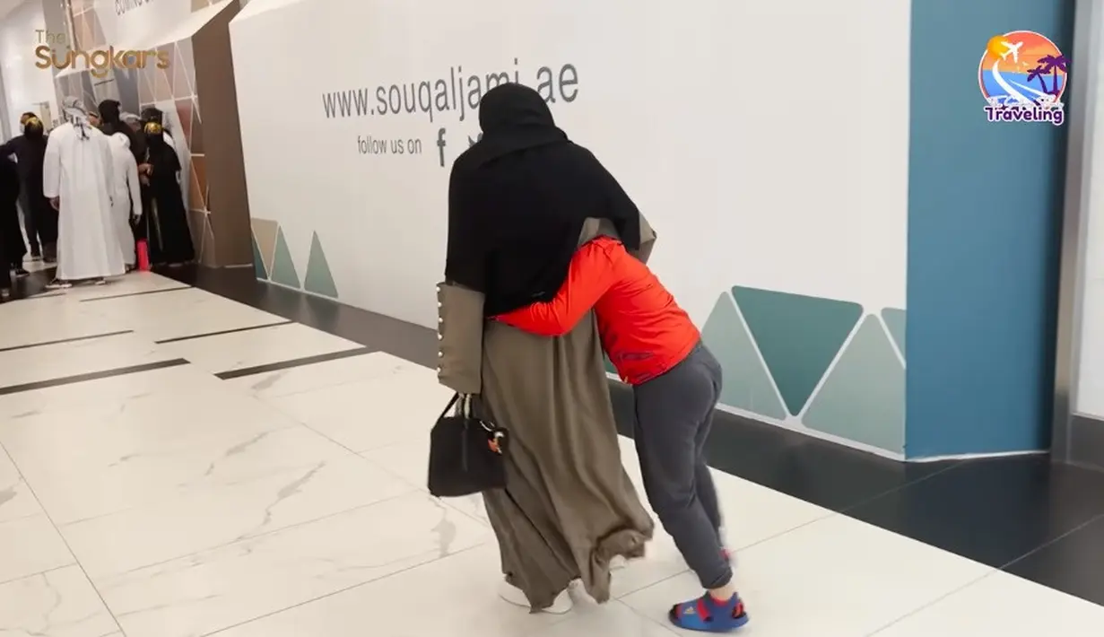 Seolah punya rindu mendalam, Adam pun tak lepas memeluk Bella. (Foto: Tangkapan layar YouTubr The Sungkars)