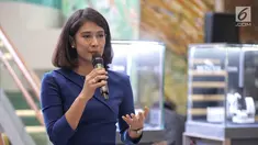 Artis Dian Sastrowardoyo sebagai Brand ambassador Mondial Jeweler berbicara di Plaza Indonesia, Jakarta, Jumat (27/7). Dian mengatakan pemilihan jenis perhiasan penting agar sesuai dengan bentuk tubuh. (Liputan6.com/Faizal Fanani)
