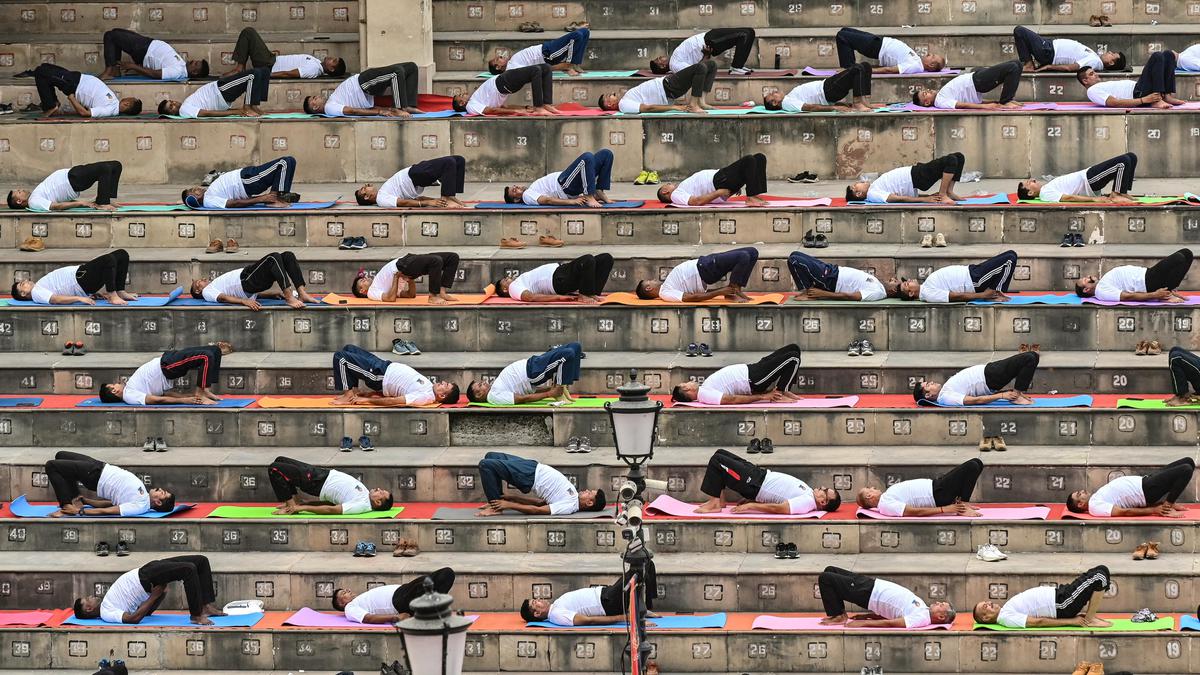 Potret Warga India Gelar Yoga Massal di Berbagai Lokasi