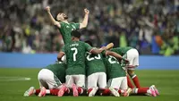 Para pemain Meksiko merayakan setelah penyerang #09 Raul Jimenez (tidak terlihat) mencetak gol kedua timnya selama pertandingan babak 32 besar Piala Dunia 2026 antara Meksiko dan Ekuador di Stadion Kota Meksiko di Kota Meksiko pada 1 Juli 2026. (Alfredo ESTRELLA/AFP)