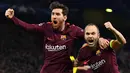 Lionel Messi (kiri) bersama rekannya Andres Iniesta melakukan selebrasi usai mencetak gol ke gawang Chelsea pada leg pertama babak 16 besar Liga Champions di Stamford Bridge, London (20/2). (AP Photo/Frank Augstein)