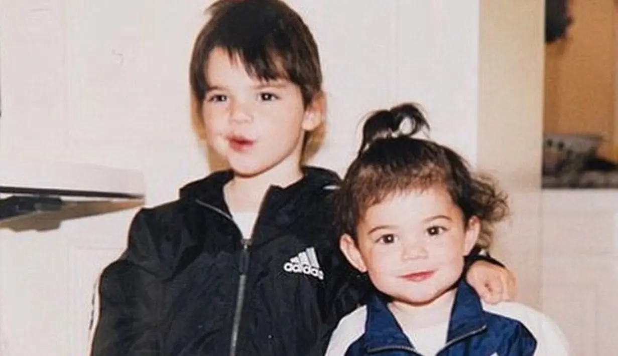 Untuk yang terakhir ini pasti kamu tahu. Sudah lucu dan menggemaskan dari lahir, dua bocah yang ada dalam foto tersebut adalah Kendall dan Kylie Jenner. (Daily Mail)