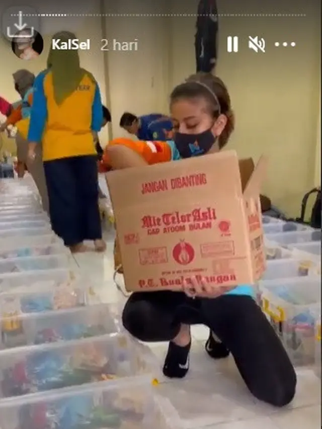 7 Potret Awkarin Jadi Relawan Banjir di Kalimantan Selatan Ini Tuai Pujian