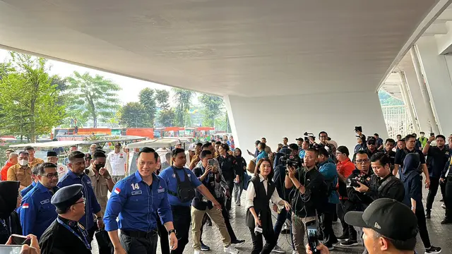 Ketua Umum (Ketum) Partai Demokrat Agus Harimurti Yudhoyono (AHY) tiba di Stadion Utama Gelora Bung Karno (GBK) Senayan, Jakarta, dalam rangka menghadiri acara Apel Siaga Perubahan Partai Nasdem.