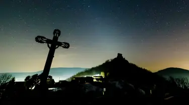 Cahaya bintang berwarna putih terlihat pada langit malam di Hajnacka, Slovakia, Kamis (7/2). Cahaya redup yang disebabkan oleh debu antarplanet ini terjadi akibat pantulan sinar matahari. (Peter Komka/MTI via AP)