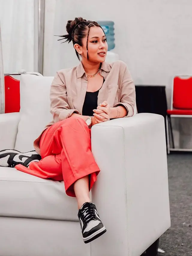 Begini gaya Mutia Ayu saat menunggu giliran tampil di atas panggung. Ia menunggu di back stage dengan santai. (Foto: Instagram/@mutia_ayuu)