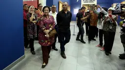 Presiden Indonesia ke-5 Megawati Soekarnoputri berkeliling melihat lukisan koleksi Istana Kepresidenan di Galeri Nasional, Jakarta, Kamis (10/8). Megawati nampak antusias mendengarkan penjelasan dari Kurator seni. (Liputan6.com/Johan Tallo)