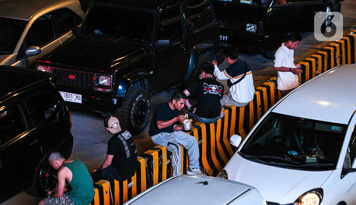 Adapun PT ASDP Indonesia Ferry (Persero) memprediksi puncak arus mudik kendaraan dan penumpang di Pelabuhan Merak, Banten pada H-3 lebaran atau Rabu (19/4/2023). (Liputan6.com/Faizal Fanani)