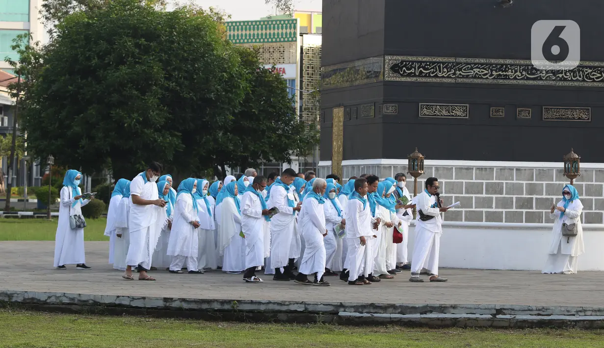Sejumlah calon jemaah melakukan Tawaf saat manasik (latihan) haji di Asrama Haji Pondok Gede, Jakarta, Senin (23/5/2022). Latihan manasik haji tersebut untuk membekali para calon jemaah haji dan umrah terkait pemahaman tata cara pelaksanaan ibadah secara mandiri ketika di tanah suci. (Liputan6.com/Herman Zakharia)