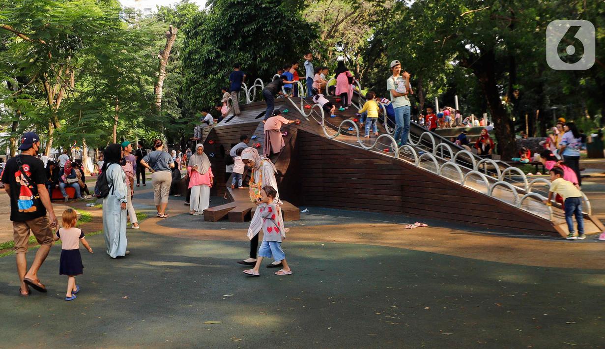 Sejumlah warga saat berwisata di Tebet Eco Park, Tebet, Jakarta, Senin (15/4/2024). (Liputan6.com/Herman Zakharia)