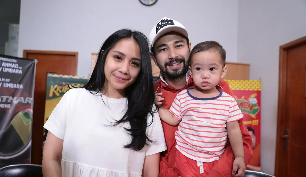 Pasangan selebriti Raffi Ahmad dan Nagita Slavina tengah sibuk mempromosikan film Rafathar. Film yang menganbil judul nama anaknya yang memiliki kekuatan super. (Adrian Putra/Bintang.com)