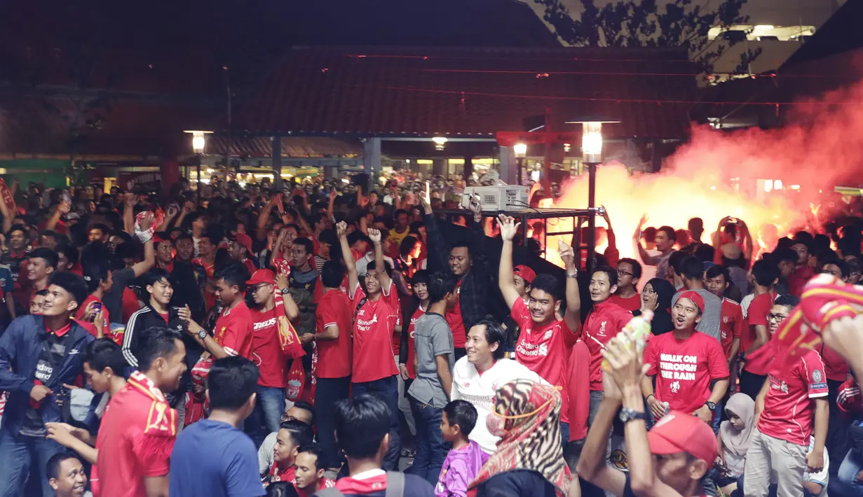 Acara nonton bareng Chelsea melawan Liverpool bersama Bola.com juga dimeriahkan oleh suar. (Bola.com/Vitalis Yogi Trisna)