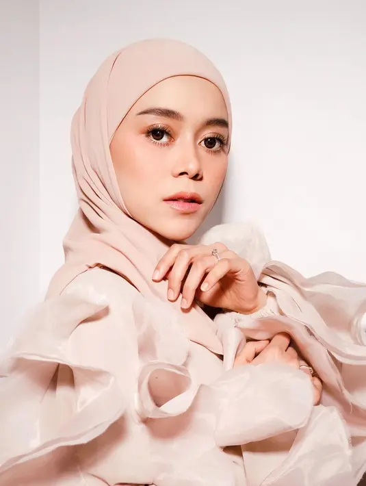 Tahun 2022, hijab segi empat instan yang dilengkapi inner menjadi pilihan Lesti untuk mendukung penampilannya sehari-hari. (Instagram/lestykejora).