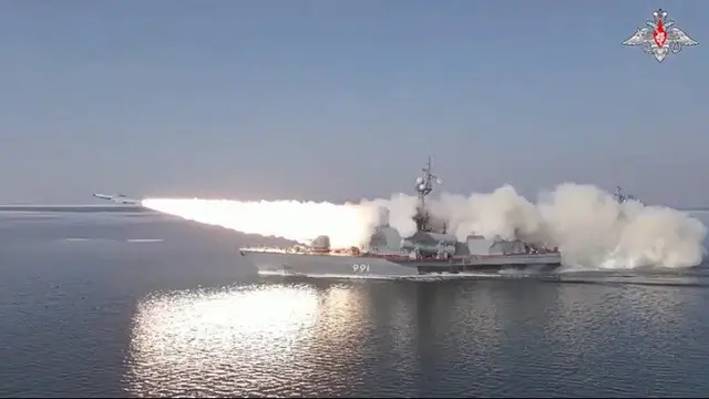 Foto yang disediakan oleh Layanan Pers Kementerian Pertahanan Rusia pada Selasa (28/3/2023) menunjukkan kapal angkatan laut Rusia meluncurkan rudal anti-kapal di Teluk Peter The Great di Laut Jepang. (Dok. Layanan Pers Kementerian Pertahanan Rusia via AP)
