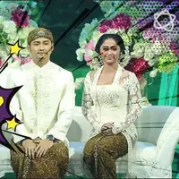 Dewi Perssik dan Angga terlihat memukau dengan kebaya putih dalam acara resepsi di Indonesia Keren 3