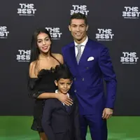 Christiano Ronaldo menggandeng kekasih barunya Georgia Rodriguez. (AFP/Bintang.com)