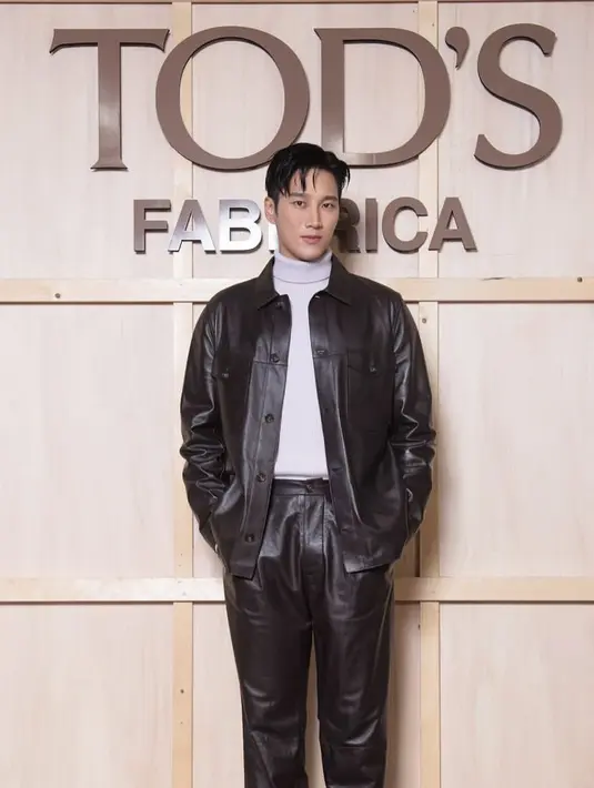 Kekasih Jisoo Blackpink, Ahn Bo Hyun hadir di Tods mengenakan pakaian kulit serba coklat dari jaket dan celana dipadukan inner turtleneck putih. [@tods]