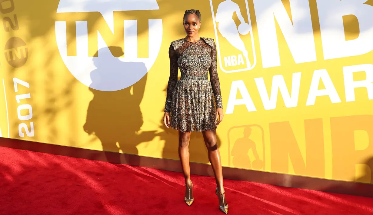 Model yang juga aktris Hollywood, Damaris Lewis, berpose saat melintasi karpet merah NBA Awards 2017 di Basketball City, New York, Senin, (26/6/2017). (NBAE via Getty Images/Nathaniel S Butler) 