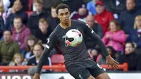 Bek Liverpool, Trent Alexander-Arnold, mengontrol bola saat melawan Sheffield United pada laga Premier League di Stadion Bramall Lane, Sabtu (28/9). Liverpool menang 1-0 atas Sheffield United. (AP/Rui Vieira)