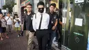 Polisi Hong Kong mengamankan seorang staff saat razia di kantor Uber Inc, Selasa (11/8/2015). Dalam razia ini polisi mengamankan 5 orang yang tertangkap basah memberikan jasa pelayanan sebagai sopir taxi dengan kendaraan ilegal. (REUTERS/Apple Daily)