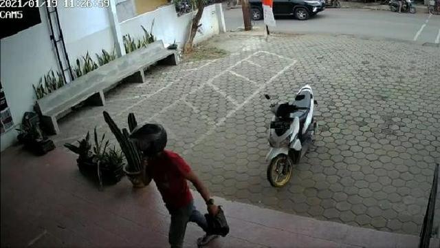 Pelaku Hipnotis Pegawai Toko di Bekasi Terekam CCTV