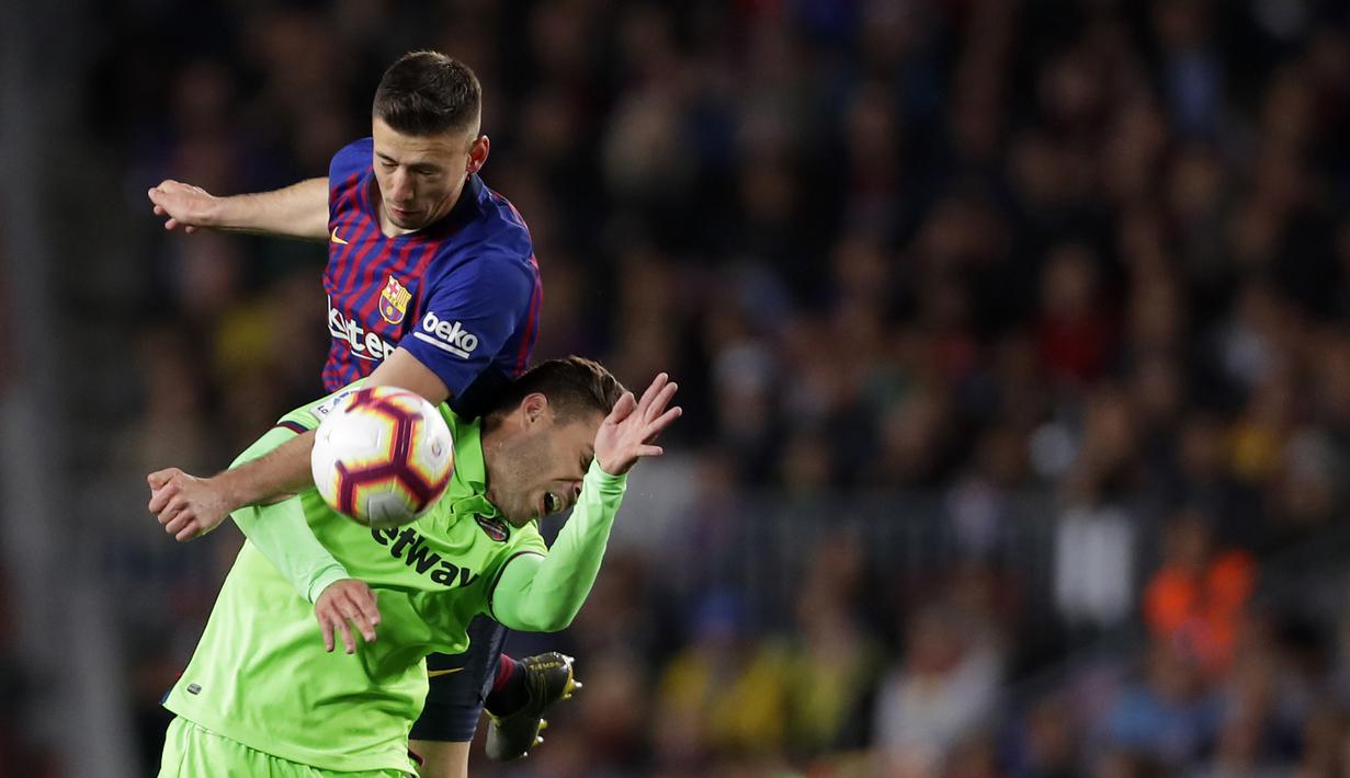Bek Barcelona, Clement Lenglet, duel udara dengan pemain Levante, Ruben Rochina, pada laga La Liga 2019 di Stadion Camp Nou, Sabtu (27/4). Barcelona menang 1-0 atas Levante. (AP/Manu Fernandez)