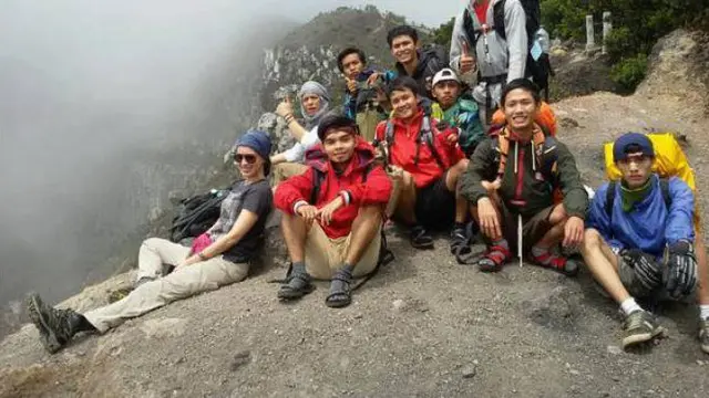 Cerita Artis Cantik Penakluk Puncak Gunung