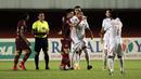 Pemain PSM Makassar, Sutanto Tan (tengah) terlibat adu mulut dengan pemain Persija Jakarta, Marc Klook saat laga baru mulai beberapa menit. (Foto: Bola.com/Ikhwan Yanuar)