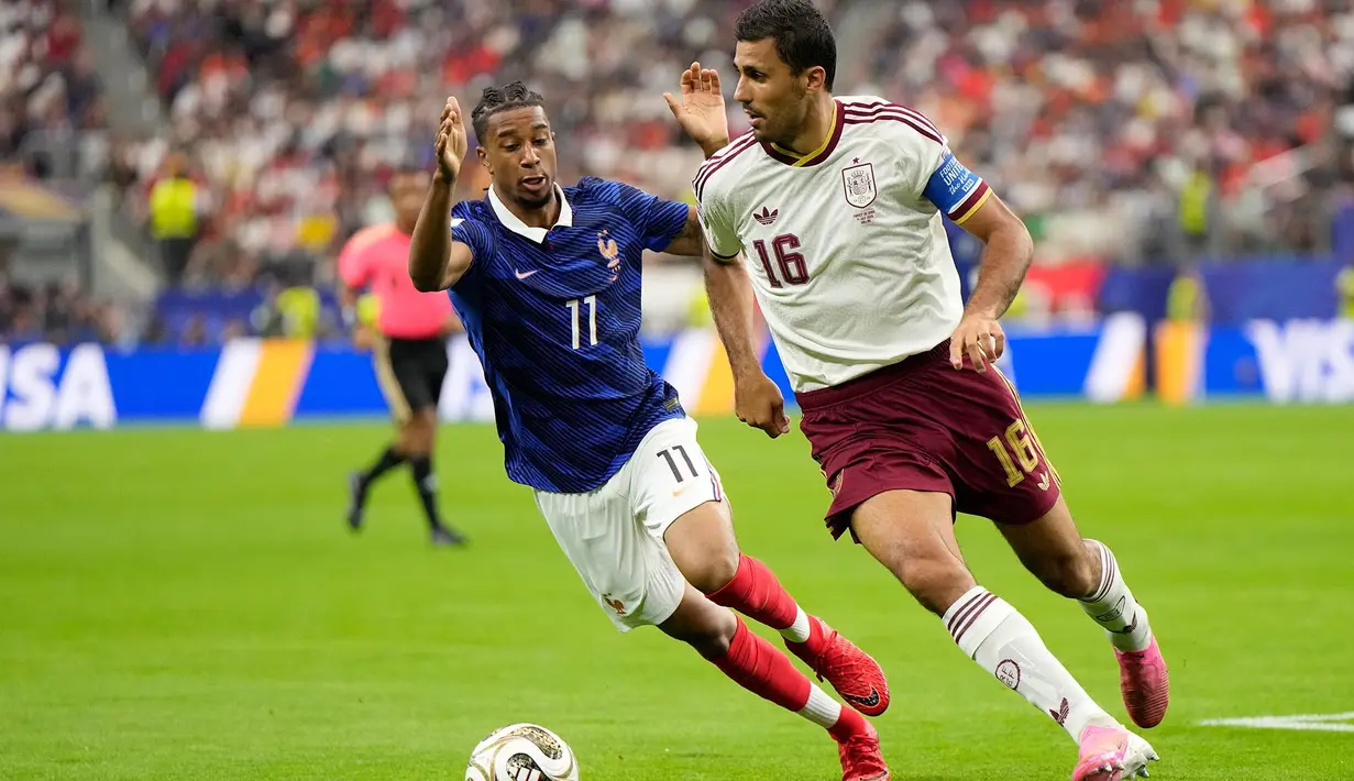 Pemain Prancis Michael Olise berebut bola dengan pemain Spanyol Rodri selama pertandingan semifinal Piala Dunia sepak bola antara Prancis dan Spanyol di Arlington, Texas, dekat Dallas, Selasa, 14 Juli 2026. (AP Photo/Ashley Landis)