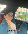 Di dalam sebuah mobil, Deva Mahenra membuat story media sosialnya. Ia merekam tingkah manis istrinya, Mikha Tambayong saat mengenakan bajunya. [@devamahenra]